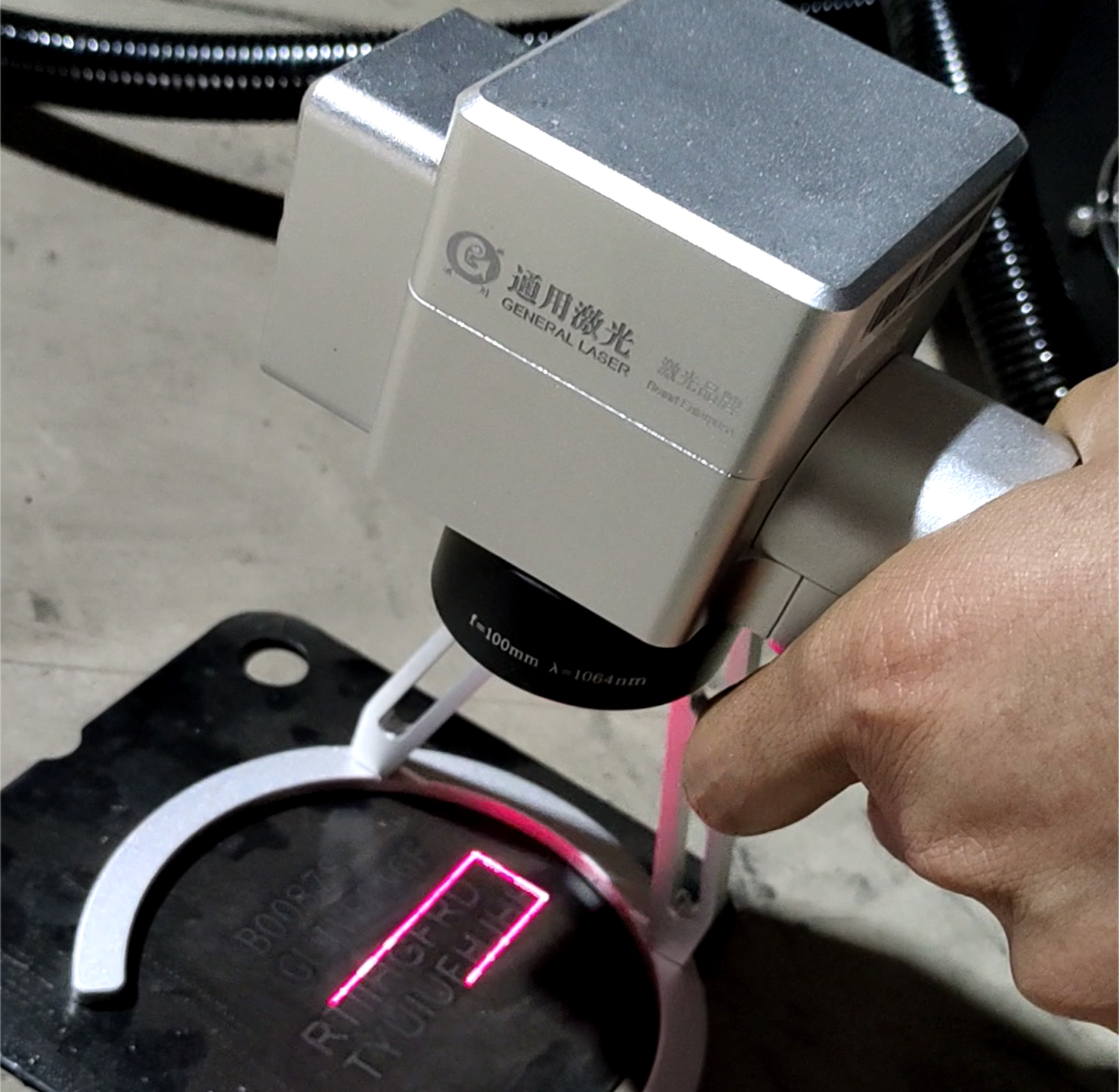手持激光打标机 通用激光便携式激光打码机 手持激光打标机 通用激光便携式激光打码机